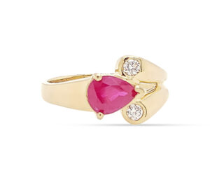 1.36CT PEARSHAPE RUBY, .16CT VS DIAMOND, 18KY SZ8