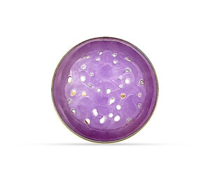 LAVENDER JADE AND GOLD RING
JADE 25 MM  CARVED
14KY
SIZE 7.5