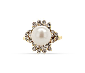 ESTATE PEARL AND DIAMOND RING
8MM WHITE PEARL
.60CTTW DIAMONDS
14KY
SIZE 7
BEAUTIFUL DIAMONDS