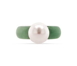 GREEN JADE AND PEARL RING
9.5 MM WHITE PEARL
GREEN JADEITE BAND
14KY 
SIZE 9
6.1 GM