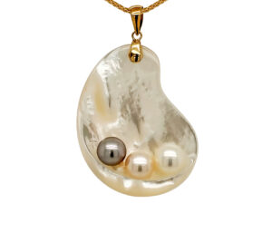 PEARL PENDANT 
MOTHER OF PEARL 
7MM MULTICOLOR PEARLS 
14KY 
1.75" APPROX LENGTH 
1.25" APPROX WIDTH 
*CHAIN NOT INCLUDED