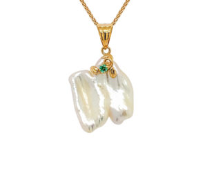 BIWA PEARL AND EMERALD PENDANT 
19MM BIWA PEARL 
EMERALD ACCENT 
18KY 
1.25" APPROX LENGTH 
*CHAIN NOT INCLUDED