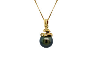 TAHITIAN BLACK PEARL AND DIAMOND    PENDANT 
10MM BLACK PEARL
.10CTTW VS DIAMONDS
18KY 
.75" APPROX LENGTH 
*CHAIN NOT INCLUDED