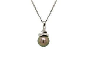 TAHITIAN BLACK PEARL AND DIAMOND PENDANT 
10MM BLACK PEARL 
.10CTTW VS DIAMONDS 
18KW 
.75" APPROX LENGTH 
*CHAIN NOT INCLUDED