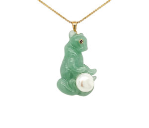 JADE AND PEARL CAT PENDANT 
GREEN JADE 
12MM WHITE PEARL 
RUBY EYE 
14KY 
1.75" APPROX LENGTH 
14.1 GRAMS TOTAL WEIGHT PENDANT 
*CHAIN NOT INCLUDED