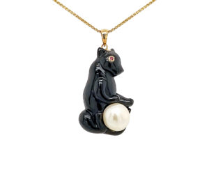 JADE AND PEARL CAT PENDANT 
BLACK JADE 
12MM WHITE PEARL 
RUBY EYE 
14KY 
1.75" APPROX LENGTH 
14.1 GRAMS PENDANT WEIGHT 
*CHAIN NOT INCLUDED