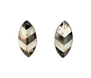 MOTHER OF PEARL & STERLING SILVER
EARRING AND PENDANT
LEAF MOTIFF
1.5in IN LENGTH
(CHAIN NOT INCLUEDED)