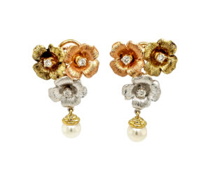DIAMOND AND PEARL GOLD EARRINGS
YELLOW 14KT TRICOLOR
OMEGA BACK NO POST
30 POINTS OF VS DIAMONDS E TO F
6MM PEARL
1.25" APPROX LENGTH
.75" APPROX WIDTH
14.5 GM WEIGHT
CUSTOM MADE