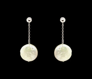 COIN PEARL DANGLE EARRINGS
15MM COIN PEARL
SS RHODIUM PLATED
POST AND CLIP
1.5" APPROX LENGTH