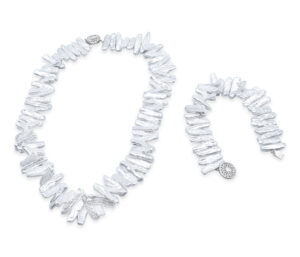 BIWA PEARL NECKLACE AND BRACELET SET 
18X7MM BIWA PEARLS
18" APPROX LENGTH NECKLACE
7.5" BRACELET
ROUND SS CLASP