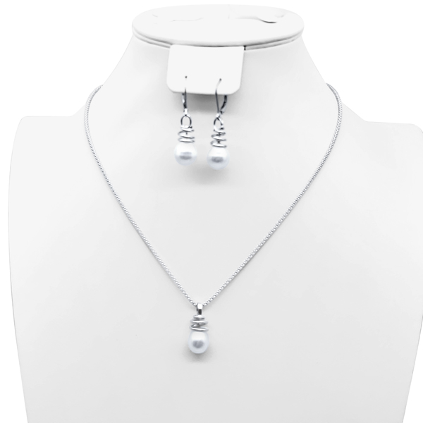 WHITE PEARL NECKLACE AND EARRING SET