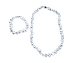 KESHI PEARL NECKLACE AND BRACELET SET 
9-9.5MM WHITE KESHI PEARL 
18" APPROX LENGTH 
7.5" BRACELET
SS RHODIUM PLATED MAGNETIC CLASP