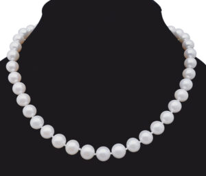WHITE PEARL NECKLACE 
14KW BALL CLASP 
10-11MM WHITE PEARLS
18" APPROX LENGTH